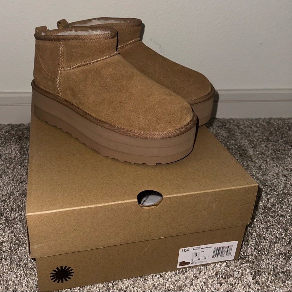 UGG CLASSIC ULTRA MINI platform SIZE 9